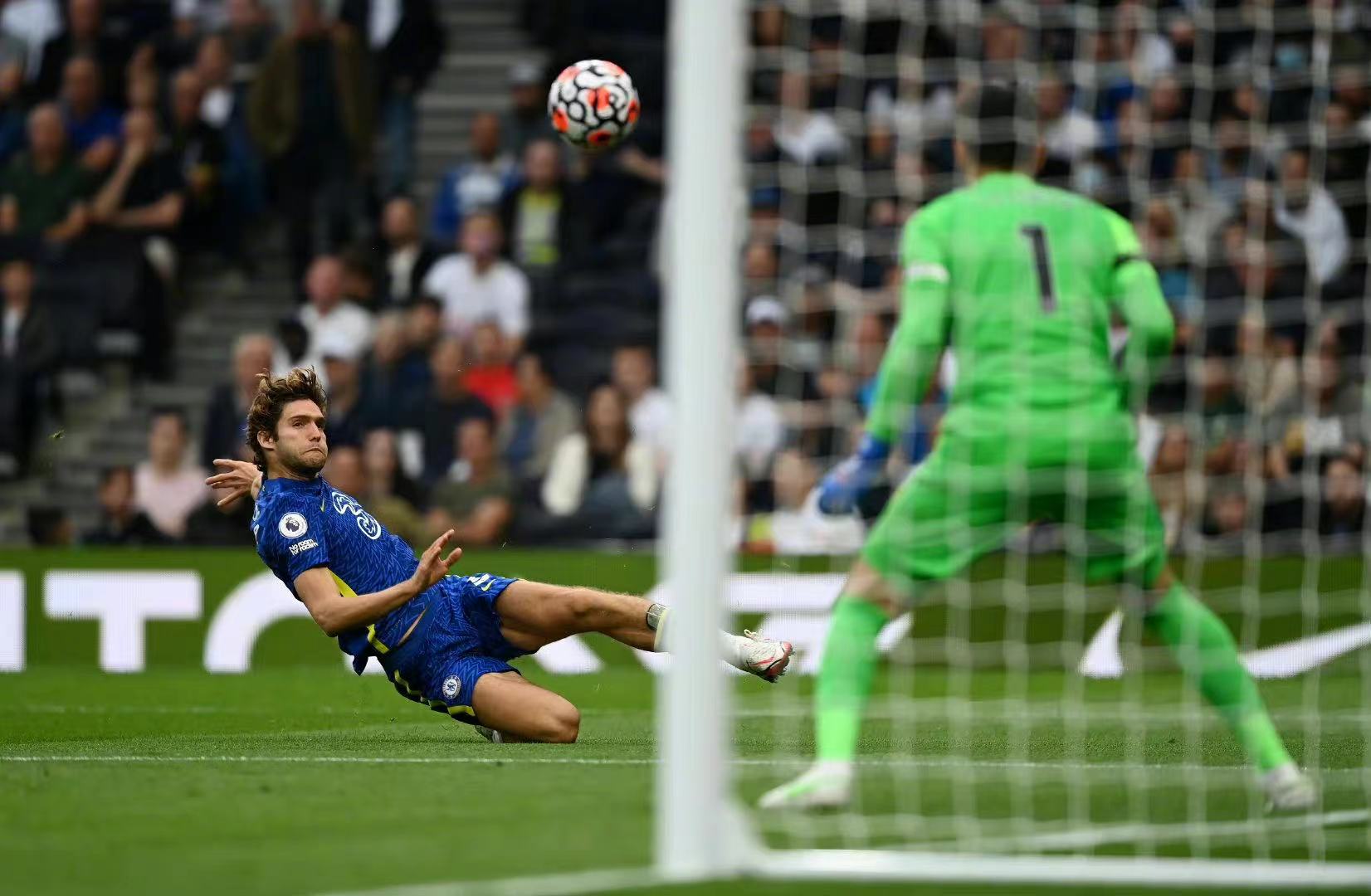 蓝军“倒车”传统撞碎白鹿巷