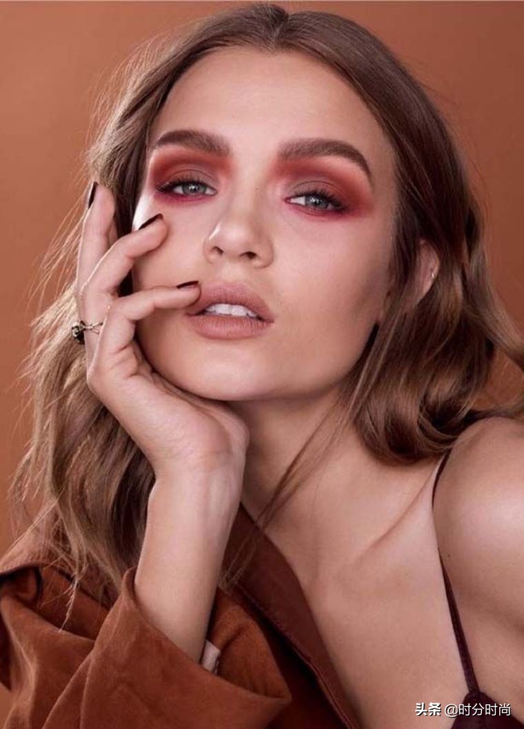 肿眼泡怎么画眼影新手教程,画眼线教程新手怎么画眼影