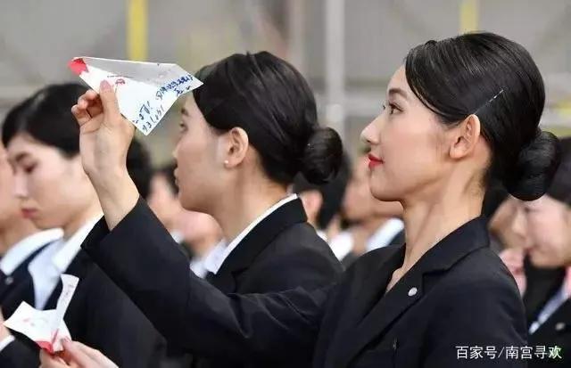 日本出上联，“本日飞机飞日本”，我国网友对的下联大快人心