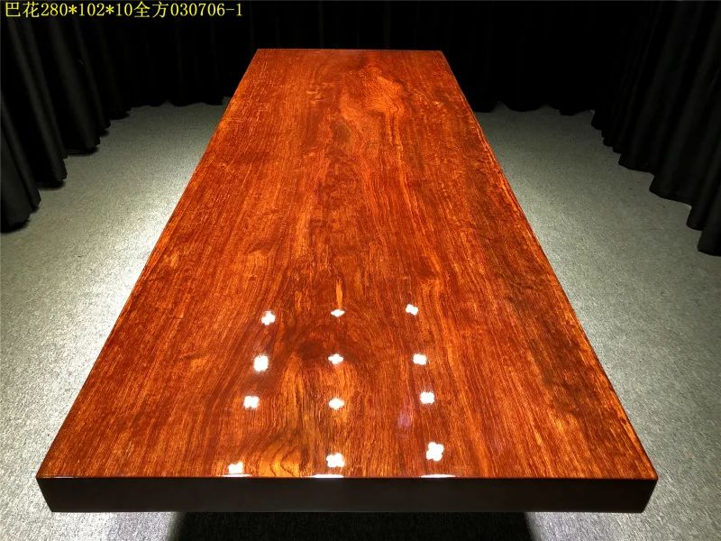 实木大板和红木家具哪个好,金丝楠木大板和巴花大板哪个好