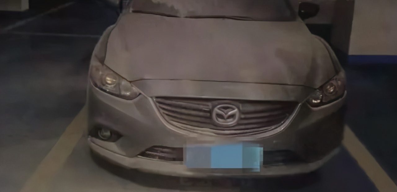 熊孩子玩灭火器被家长教训,熊孩子把灭火器玩爆炸