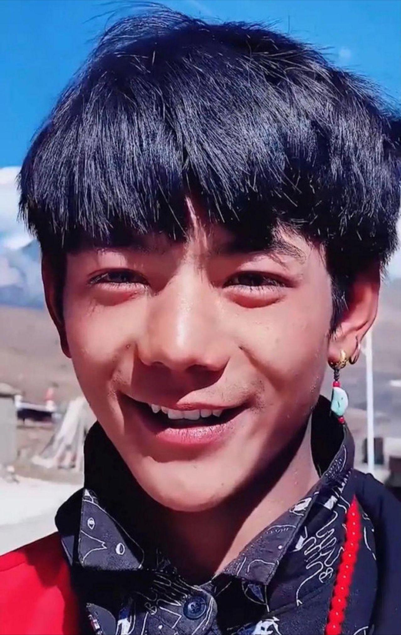 丁真综艺最新消息,丁真综艺首秀上演大型圈粉现场