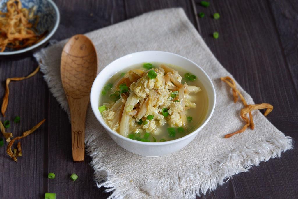 教你色香味俱佳的黄花菜鸡蛋肉丝汤，营养解馋超好吃，快来学一下