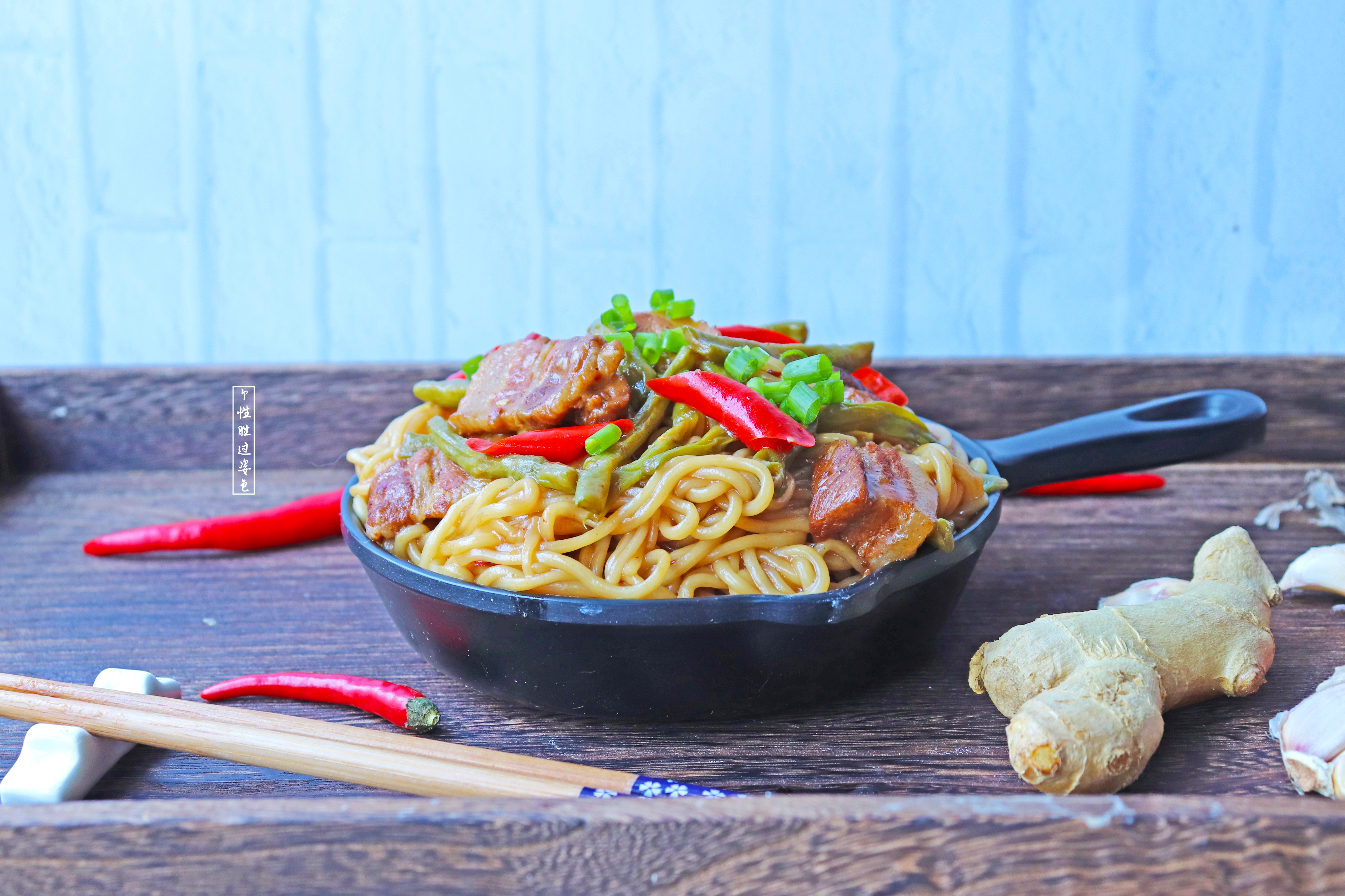 焖面家常做法面条不粘锅,北方人做焖面怎么才能使面条完整