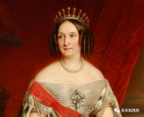 盘点英国女王戴过的王冠,英国女王和凯特戴同样的珠宝