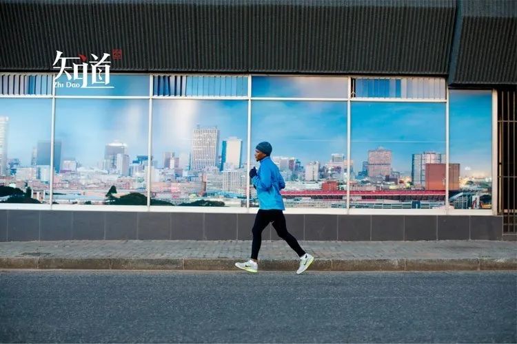 光脚的不怕穿鞋的指的是什么意思,光脚的不怕穿鞋的和哪句俗语相似