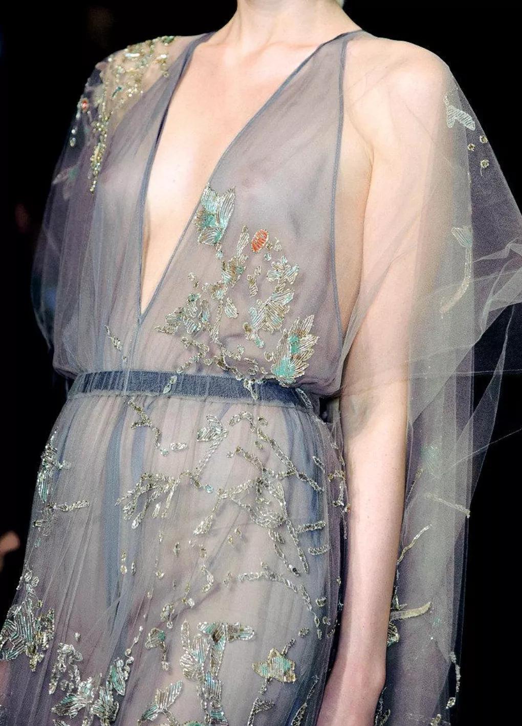 刘亦菲金裙子,刘亦菲穿一袭仙女裙现身活动