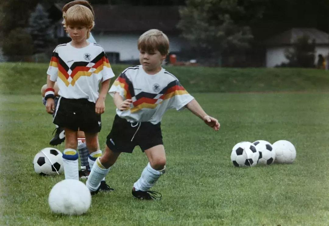 施魏因斯泰格血洒赛场挥手,施魏因斯泰格帅气视频