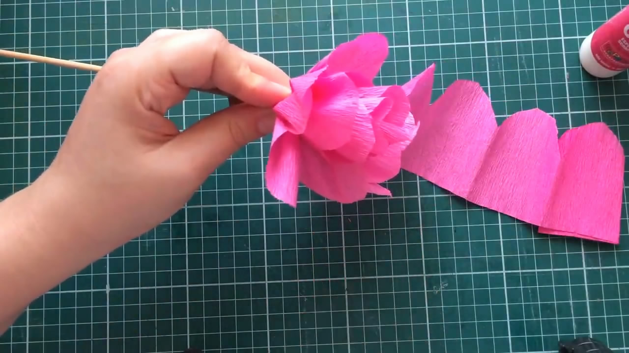 手工纸折花简单又漂亮,皱纸折花手工制作