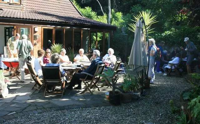 英国家庭花园建造,英国夫妇22年打造梦幻花园