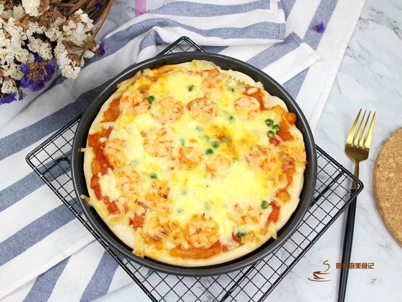 在家做的披萨简单的做法,自己在家做的披萨做法