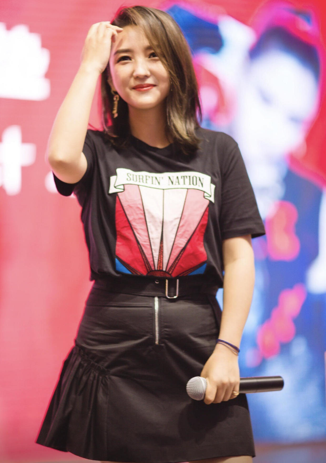 何洁终于减肥了图片,何洁化妆瘦了穿一身黑裙