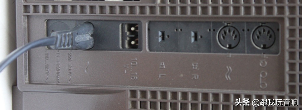 这是一款80年代根德公司推出的Satellit2400SL多波段便携式收音机