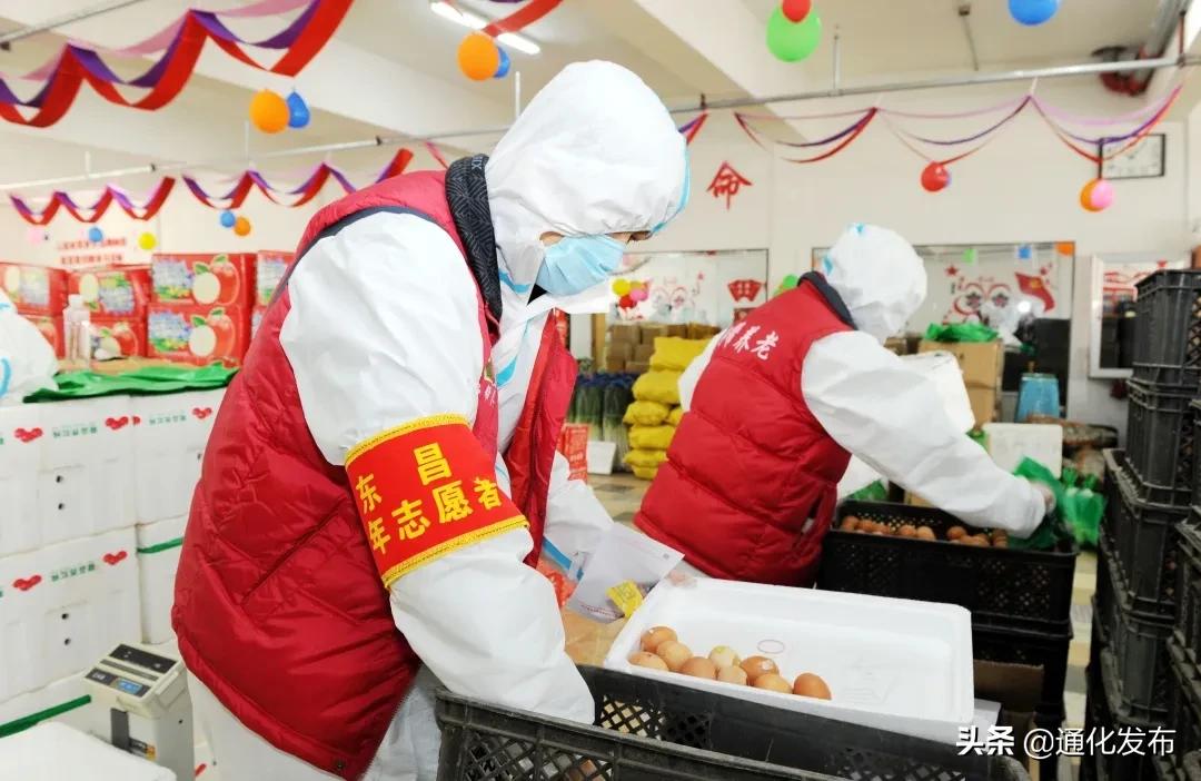 一辆载满物资的卡车正在飞速前进,生活保障物资车