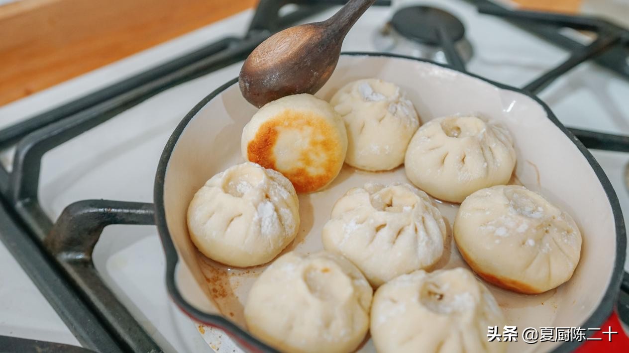 一口一个包子皮,一口一个爆汁生煎包