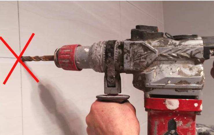 瓷砖钻孔怎么打才不会裂,瓷砖钻孔爆裂怎么办