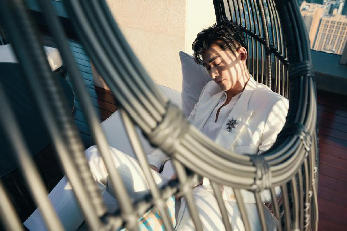 张翰帅气时尚,张翰穿粉色西装图片