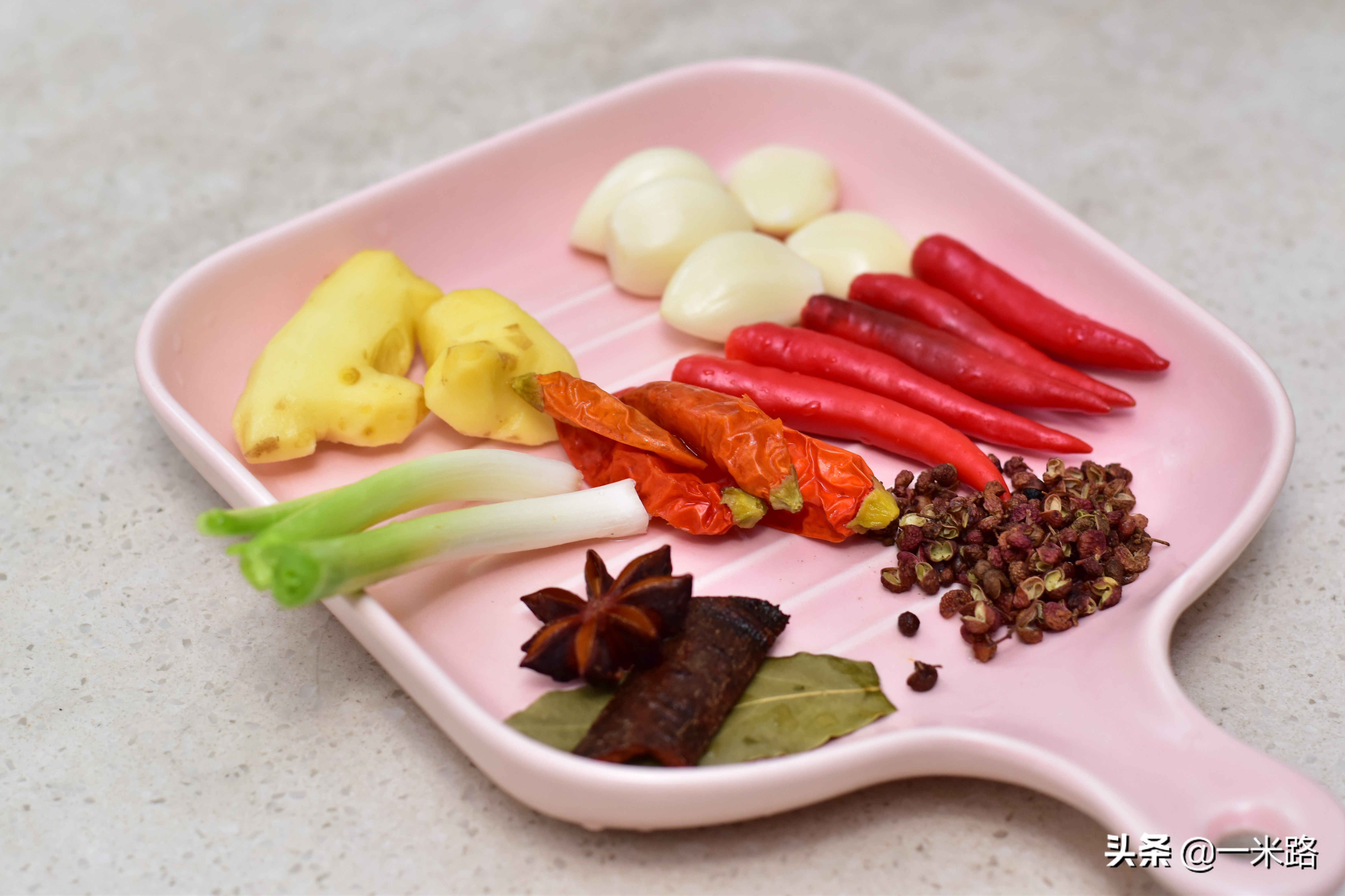 麻辣小龙虾的绝配是魔芋豆腐,又麻又辣多汁,吃起来真带劲