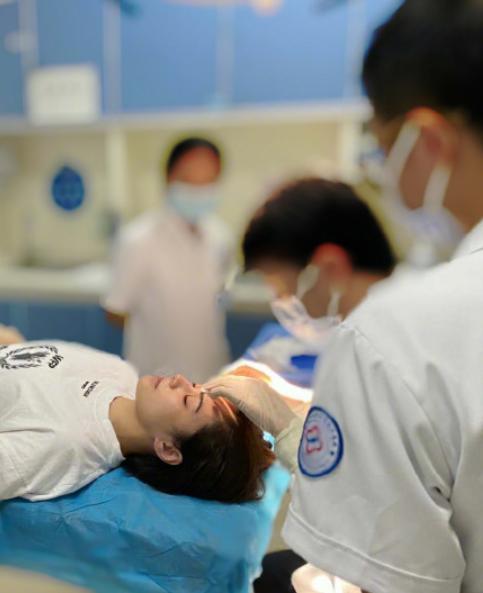 医美专家爆阿娇6㎝伤口肯定留疤痕,激光也难以恢复平滑肌肤