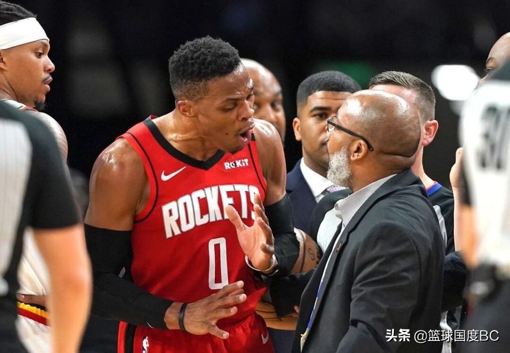 威少对维金斯视频,唐斯被维金斯隔扣赛后库里反应