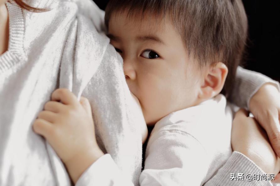 喂奶后的正确做法,喂奶后如何预防初生婴儿吐奶