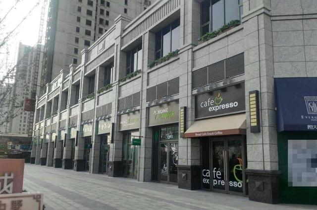 实体店现状惨淡怪电商,实体店倒下一批了吗