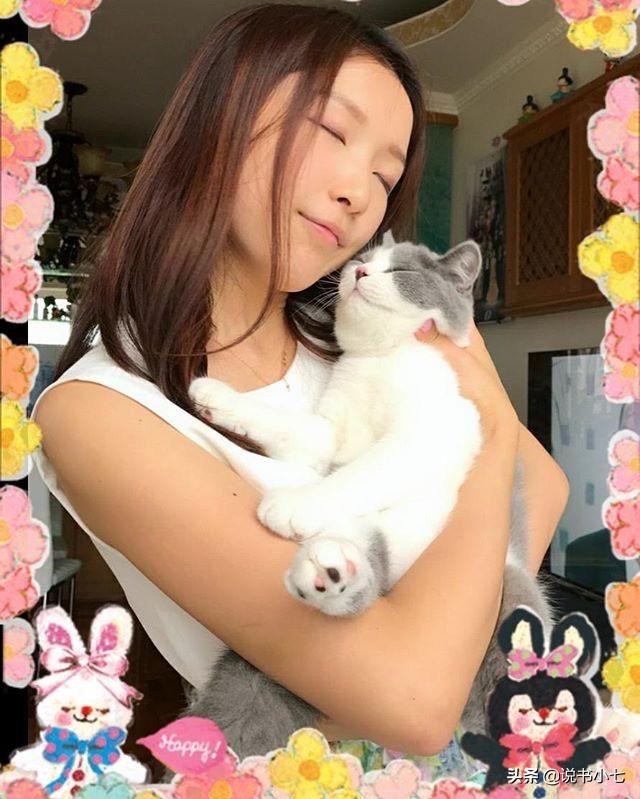 小超人的千亿女友圣诞怎么过,抱着猫咪做直播,买包才用119元