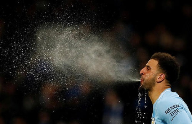 足球运动员喝水吐出来,为什么足球运动员喝了水要吐