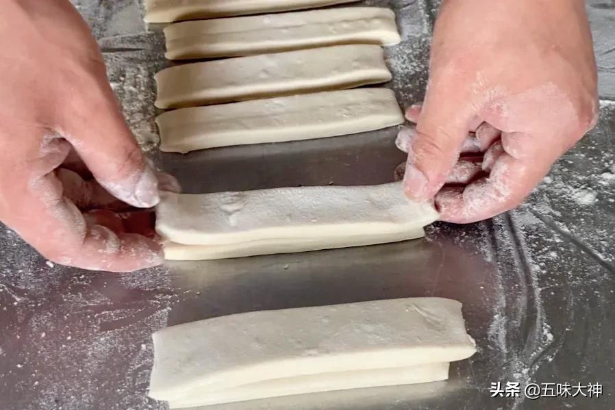 怎么做出奶香味的油条,怎么做早餐简单又好吃的油条