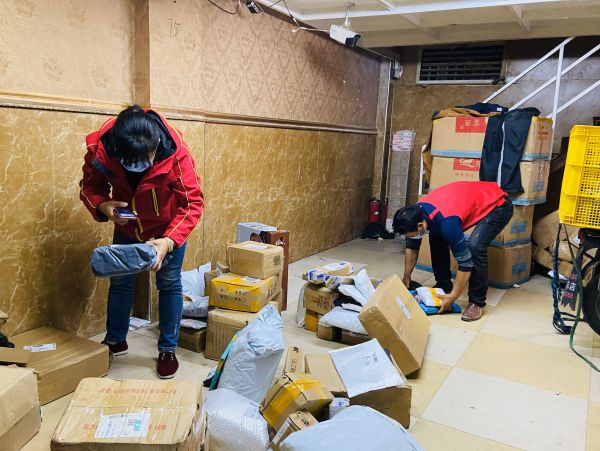 外省返汉快递员夫妻：包裹一天比一天多，城市热闹起来了