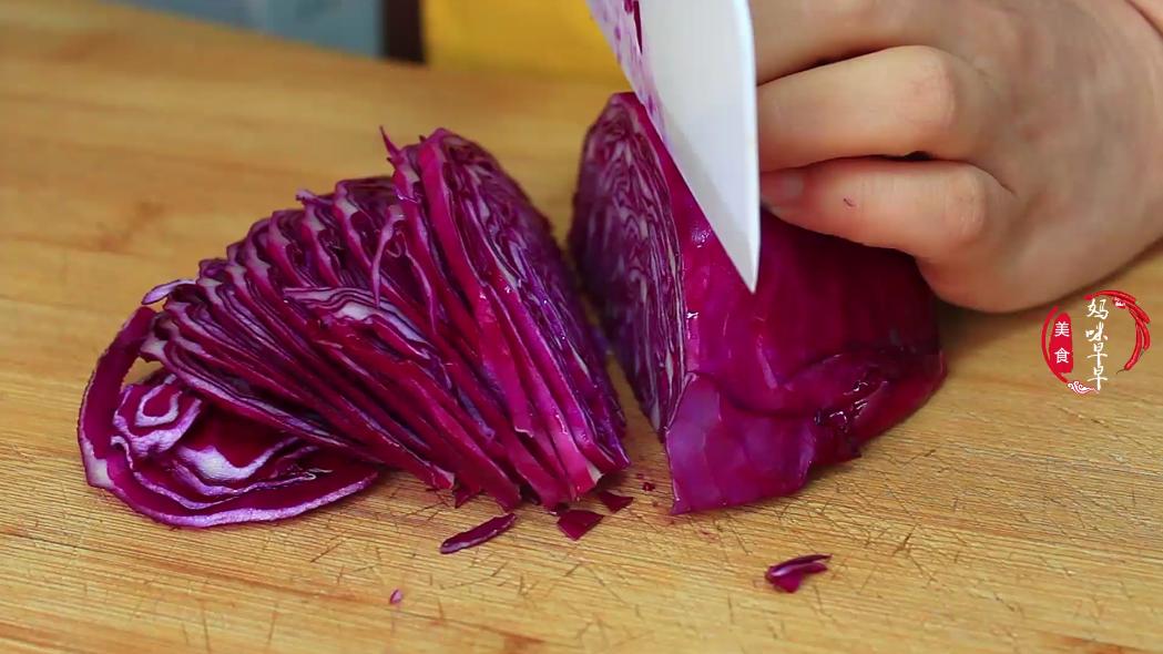 包菜怎么炒好吃不放肉不放红辣椒,包菜炒五花肉好吃还是回锅肉好吃