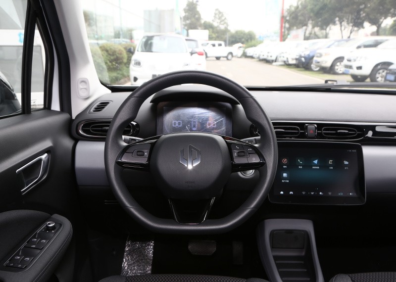 90后美女的南瓜马车—零跑T03配置高、操控好，续航400