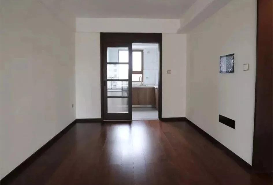 白墙上的污渍修补,白墙有黑印怎么能清除