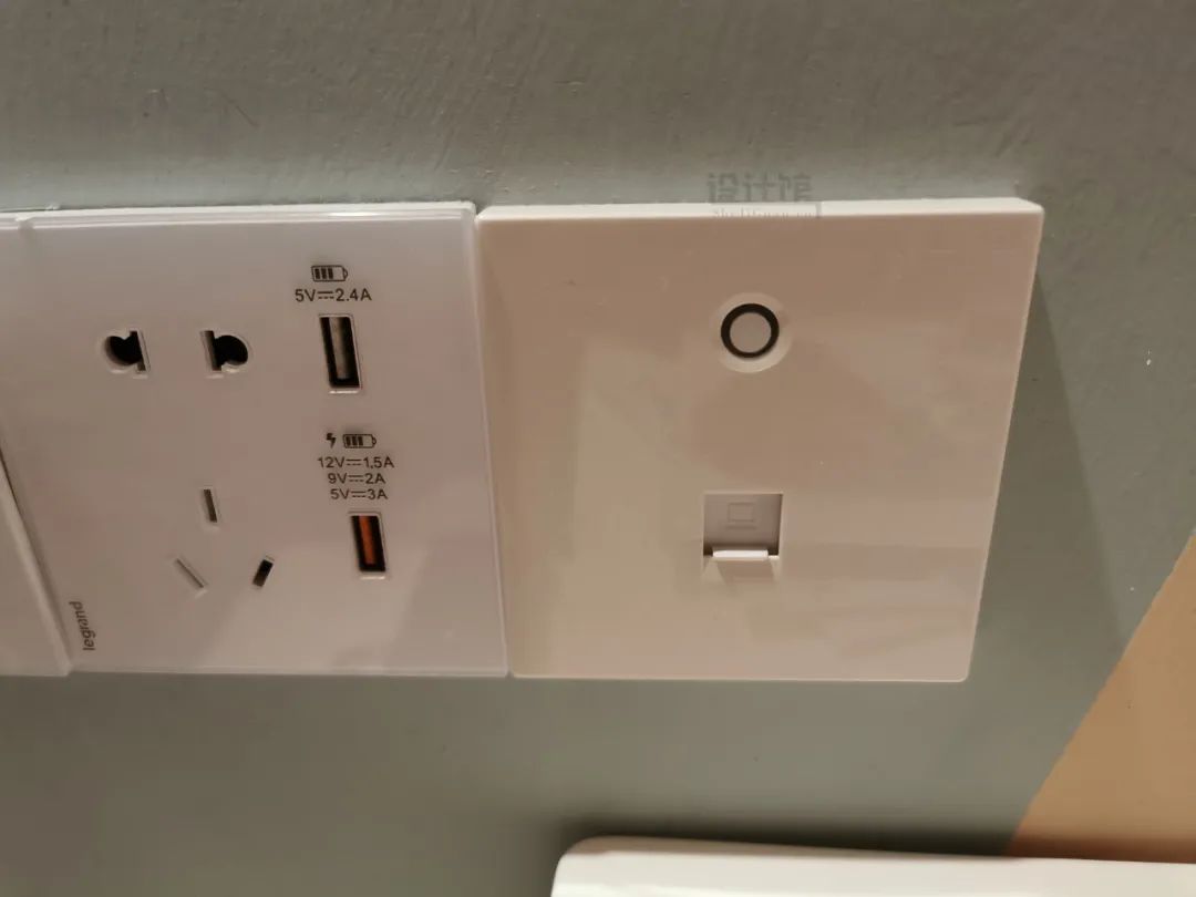 躺床上玩手机卧室灯刺眼,wifi在房间两格信号很卡