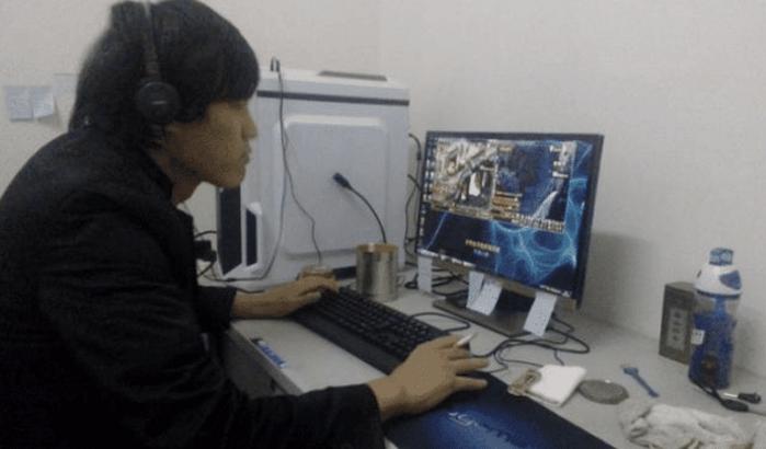 3个大学生为了组建LOL工作室，吃馒头配咸菜，月入4000最终倒闭