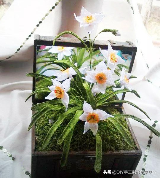 只是用针穿上了线不断绕圈打结,做出来的仿真花竟然比钩的还好看