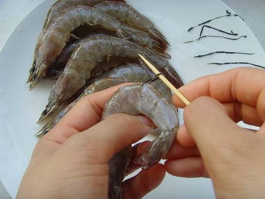 吃虾的时候怎么去虾线简单又方便,虾肉富含优质蛋白质