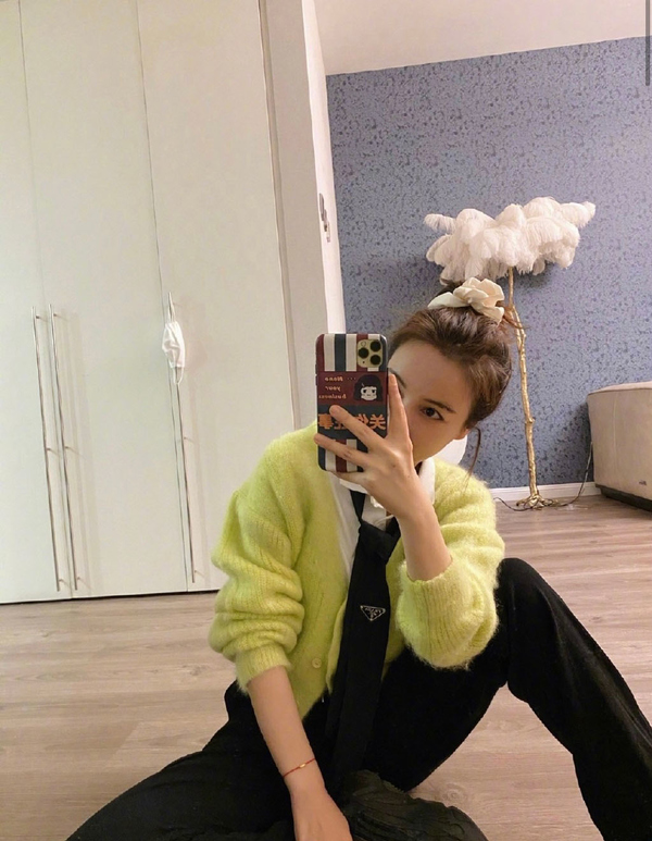 吴昕蓝色针织衫,吴昕穿薄衫裙披小西装