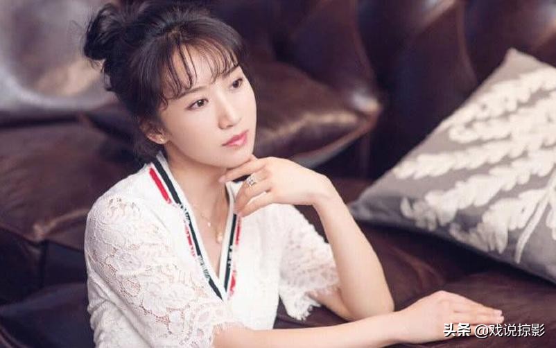 收入堪忧却一身名牌，朱丽的着装是剧情bug还是有意为之？