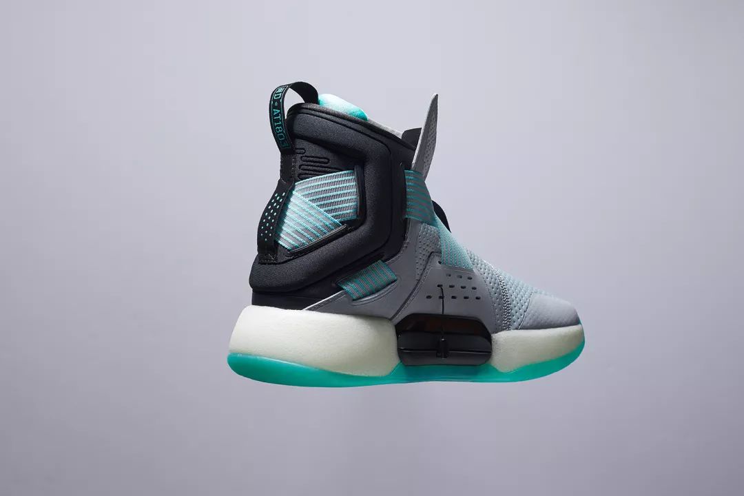 安踏充气蓄能舱篮球鞋,安踏底部有很多透气孔的鞋