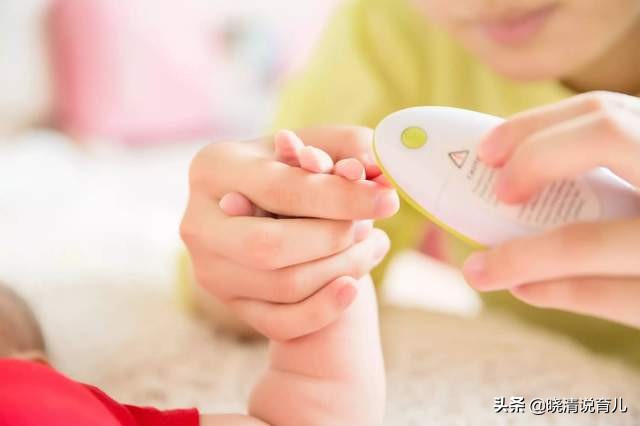 四个月的宝宝睡觉总是摇头挠耳朵,宝宝总是摇头挠耳朵是什么原因