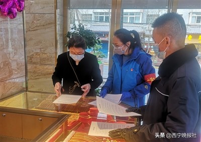 今天,让我们把镜头对准社区小巷总理