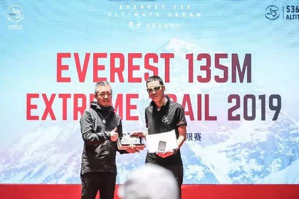 历经几十年登上珠穆朗玛峰的人,一群普通人攀登珠峰的故事