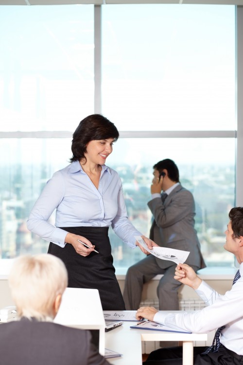 把钱存别人卡里安全吗,把钱存到朋友卡里有什么风险
