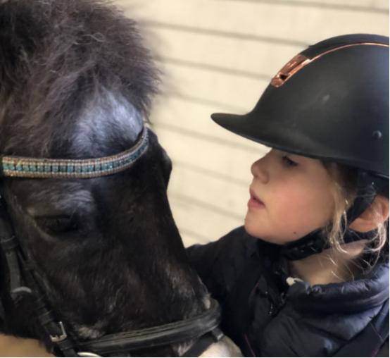 丹麦的“百年奇迹”龙凤胎8岁啦！网友：基因太好！做鬼脸都可爱