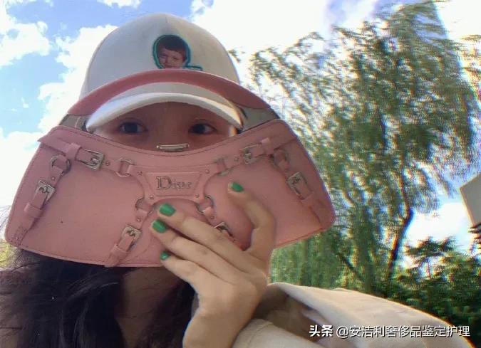 元气少女虞书欣,虞书欣日常百搭斜挎包