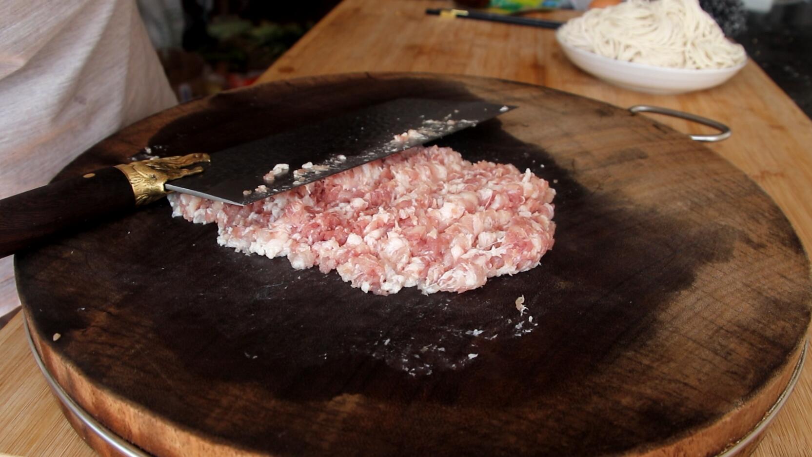 炸酱面只用甜面酱的做法,炸酱面用黄豆酱还是甜面酱好吃