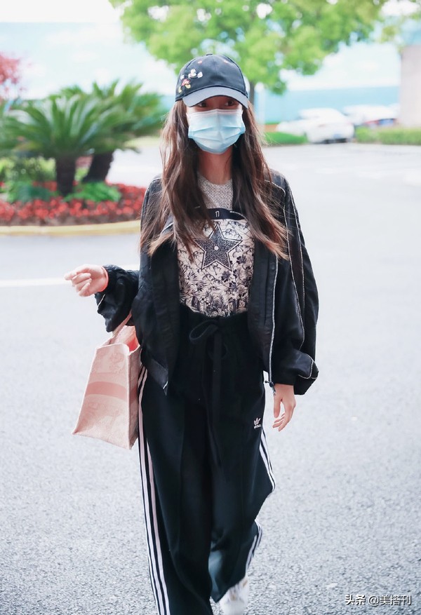 杨颖罕见穿时尚出镜太迷人,杨颖机场同款包