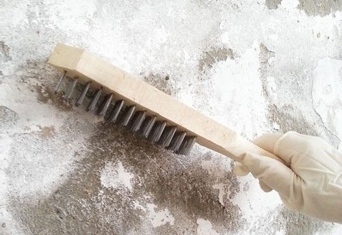 农村房墙面返潮起碱掉皮怎么处理,墙面泛碱最简单的处理方法