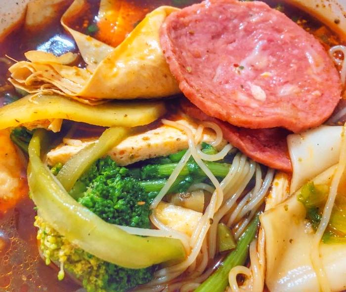 藏着人间烟火气的麻辣烫老店,麻辣烫特别好吃的一家